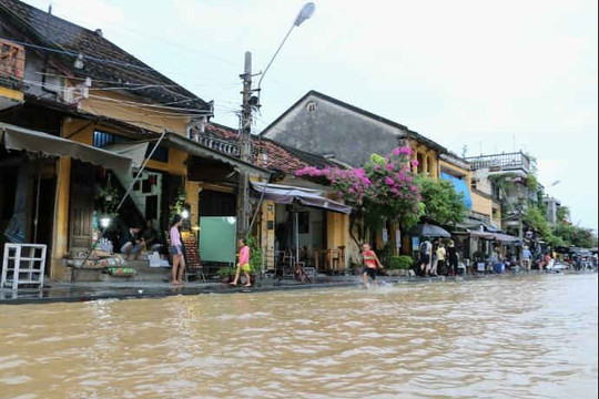 Mưa lớn ở Quảng Nam làm 2 nhà dân bị sập, 1 người mất tích
