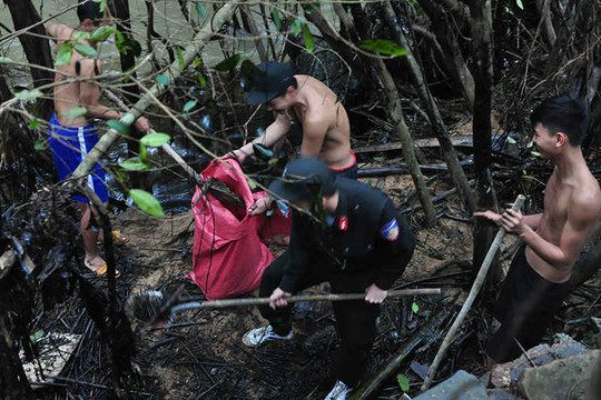 Bình Định: Khẩn trương thu gom dầu loang do lũ quét