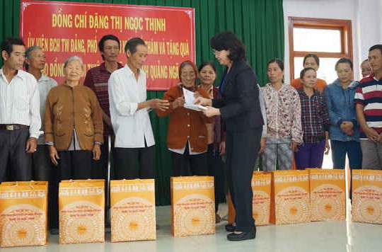 Phó Chủ tịch nước trao quà hỗ trợ bà con vùng lũ Quảng Ngãi
