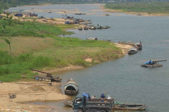 Quảng Ngãi: Cấp phép cho làng hành nghề khai khoáng