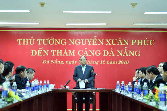 Thủ tướng thăm Trung tâm phối hợp tìm kiếm cứu nạn hàng hải khu vực II và cảng Đà Nẵng