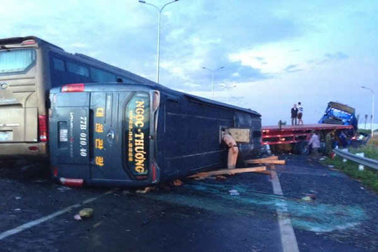 Vụ TNGT trên cao tốc làm 1 người chêt, 17 người bị thương: Xe container mất lái do bị nổ lốp