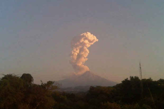 Núi lửa Colima tại Mexico hoạt động mạnh, cột tro cao tới 3km