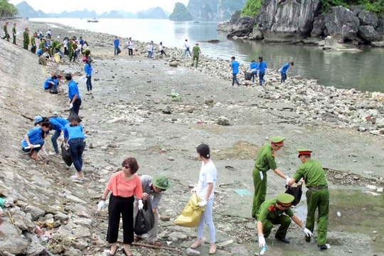 Thu gom rác trên biển vì một Hạ Long xanh