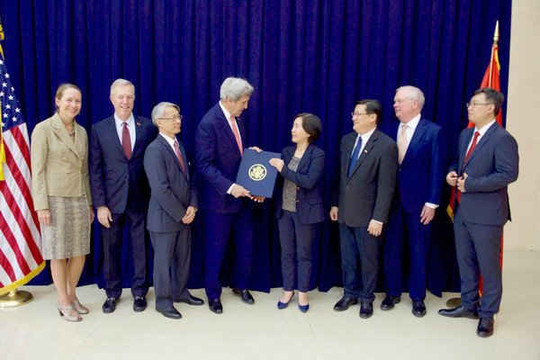Ngoại trưởng Mỹ John F.Kerry trao Ý định thư cho ĐH Fulbright VN