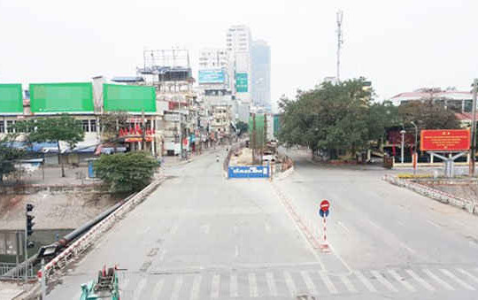 Ngày Tết, đường phố Hà Nội vắng hẳn người qua lại