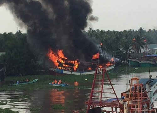 Kiên Giang: Cháy hai tàu cá thiệt hại hàng tỷ đồng