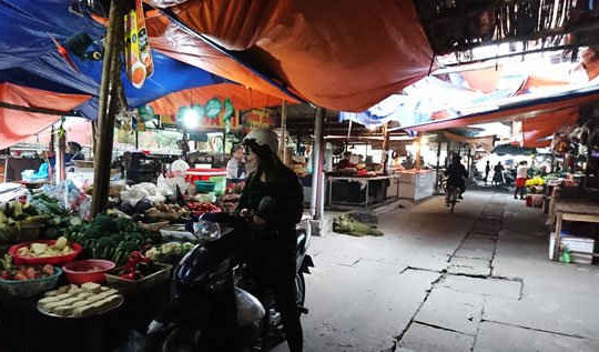 Hà Nội: Vắng lặng chợ đầu năm, thực phẩm vẫn lên giá