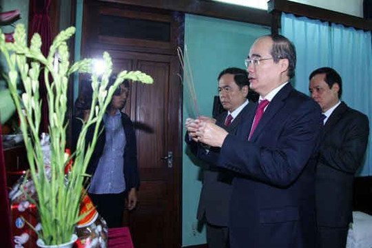 Chủ tịch Nguyễn Thiện Nhân dâng hương tưởng nhớ Bác Hồ