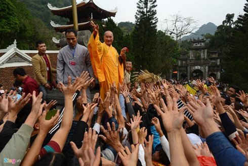 Yêu cầu rút kinh nghiệm về hành động ném lộc phản cảm ở chùa Hương