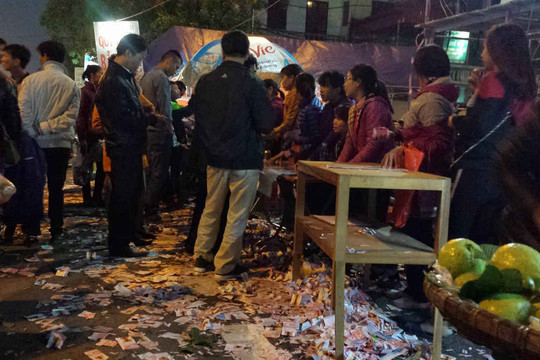 Xổ số bóc tung hoành biến chợ Viềng thành bãi rác