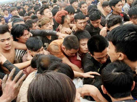 Phú Thọ: Náo loạn ở lễ hội cướp phết Hiền Quan
