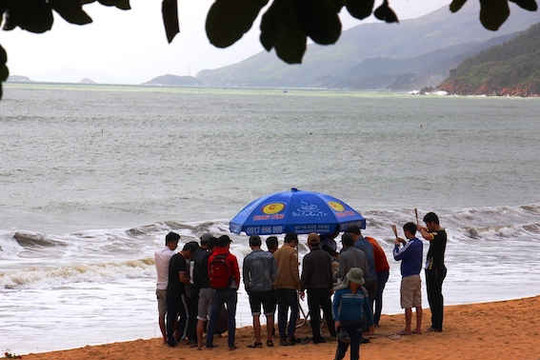 Bình Định: Tắm biển ngày Valentine, 2 sinh viên mất tích