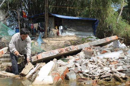 Bình Định: Tích cực hỗ trợ các hộ dân có nhà bị sập do lũ lụt