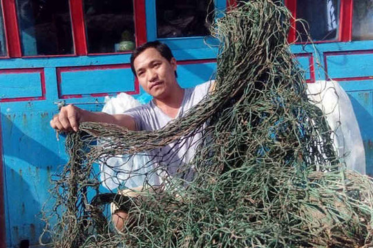 "Bùn lạ" bám vào lưới tàu cá, ngư dân miền Trung lo sợ