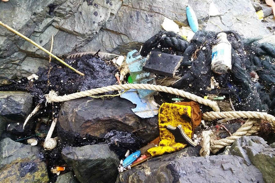 Dầu vón cục, rác thải lại xuất hiện tại địa điểm khác ở Quảng Nam