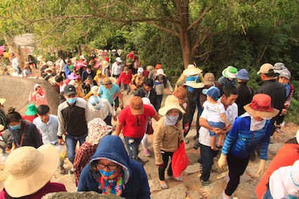 Bình Định: Hàng vạn du khách trẩy hội chùa Ông Núi