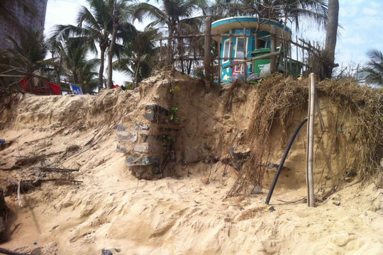 Đà Nẵng: Bãi biển Mỹ Khê sạt lở, dân hoang mang
