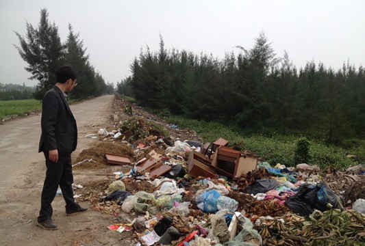 Nghệ An: Rác thải "bủa vây" đường đê ven biển