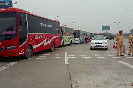 Nhiều nhà xe kéo về Hà Nội chất vấn lãnh đạo Sở GTVT