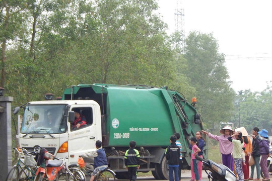Khu xử lý rác gây ô nhiễm, dân bức xúc vây chặn xe chở rác