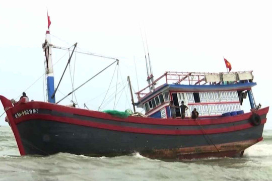 Quảng Trị: Cứu 12 ngư dân cùng tàu cá mắc cạn trên biển