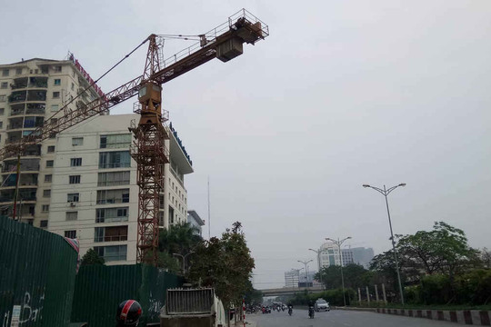 Những khối bê tông 'lơ lửng' trên đầu người giữa đường phố Hà Nội