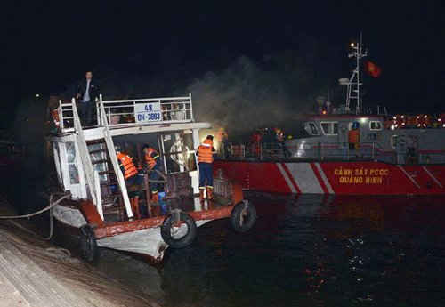 Quảng Ninh: Dập tắt đám cháy tàu trong 20 phút