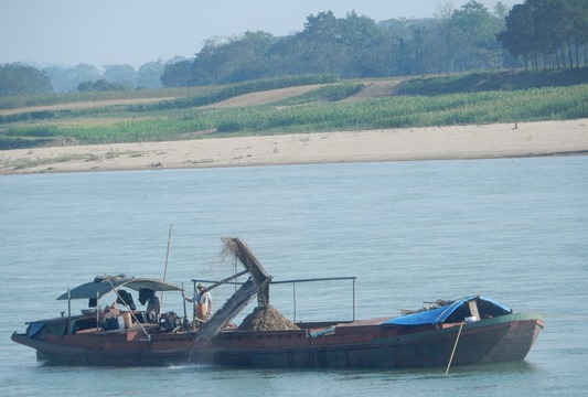 Nghệ An: "Cát tặc" vẫn ngang nhiên "rút ruột" sông Lam