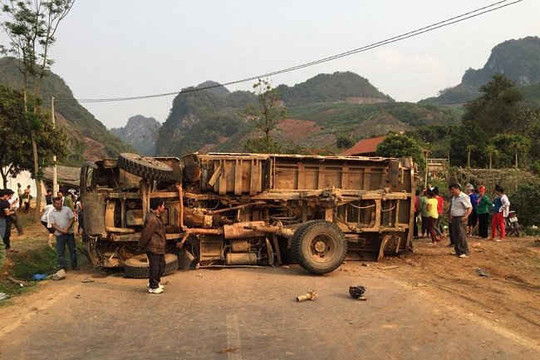 Sơn La: Xe tải chở đất đá bị lật, 3 người tử vong