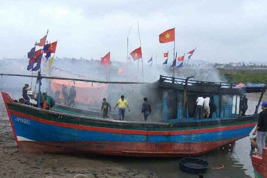 Nghệ An: Tàu cá bốc cháy khi đang ở cảng