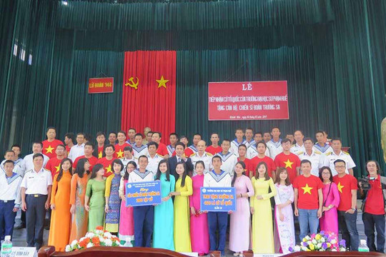 Tặng hơn 11.000 lá cờ Tổ quốc ra đảo Trường Sa, Lý Sơn