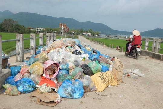 Thừa Thiên Huế: Bức xúc vì điểm tập kết rác gần khu dân cư