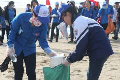 Tuổi trẻ Hà Tĩnh ra quân làm sạch môi trường biển