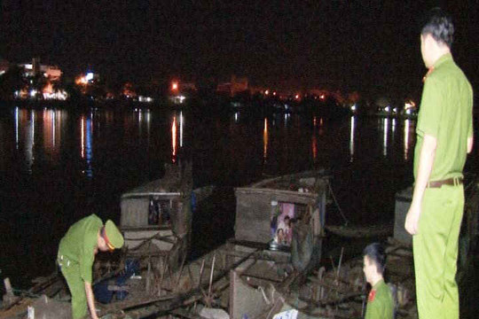 Bắt giữ 3 thuyền khai thác cát trái phép trên sông Hương