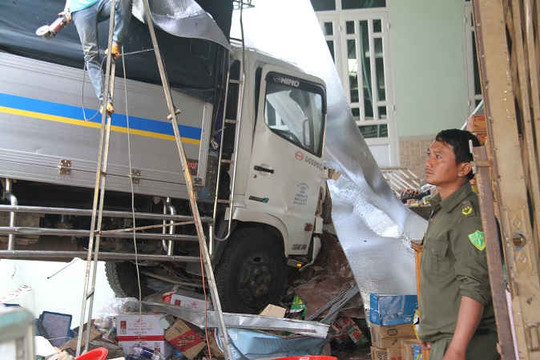 Gia Lai: Ô tô đâm thủng tường nhà dân