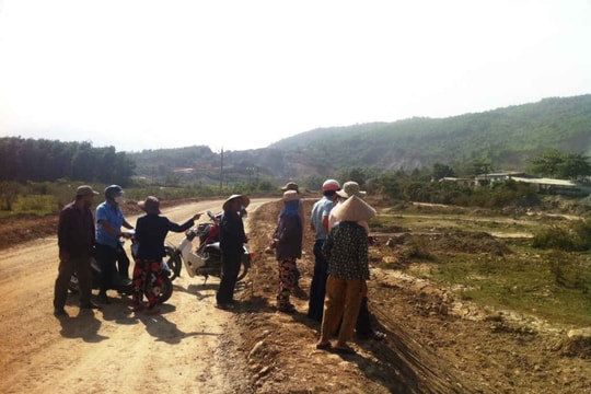 "Hung thần" gây ô nhiễm, dân chặn đường vào mỏ đá