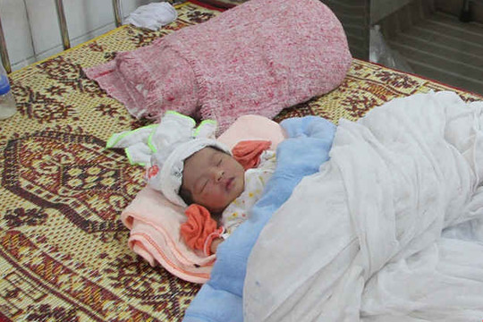 Quảng Trị: Phát hiện bé trai sơ sinh bị bỏ rơi bên kênh thủy lợi