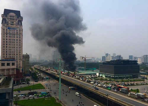 Hình ảnh cháy lớn trên đường Phạm Hùng