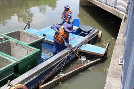 TP.HCM: Vớt được gần 1 tấn cá rô phi chết trên kênh Nhiêu Lộc
