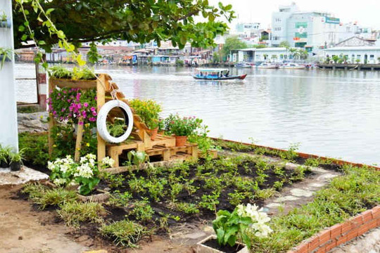 "Sen trong phố" và ý tưởng biến bãi rác thành vườn hoa
