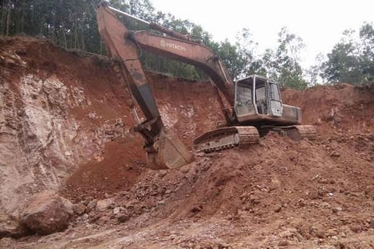 Lợi dụng làm đường giao thông nông thôn, khai thác đất trái phép