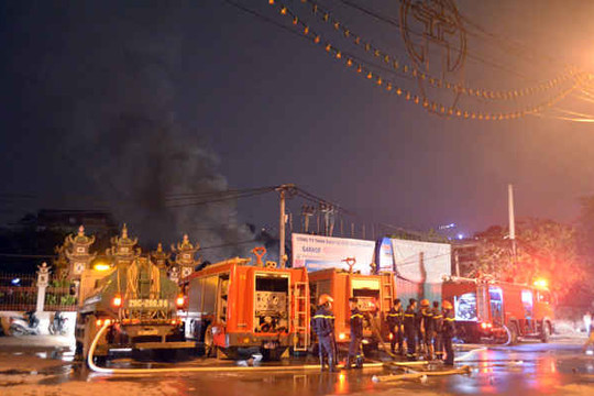Hà Nội: Gara ô tô bốc cháy ngùn ngụt trong đêm