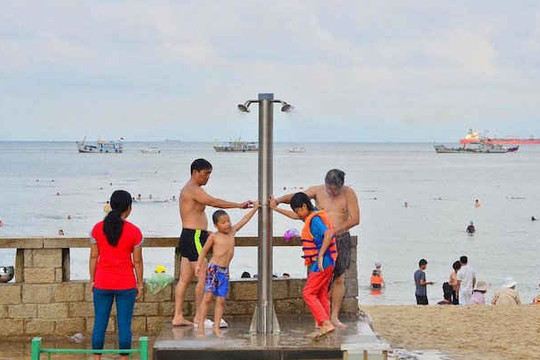 Vũng Tàu: Lắp trụ tắm nước ngọt miễn phí tại Bãi Trước