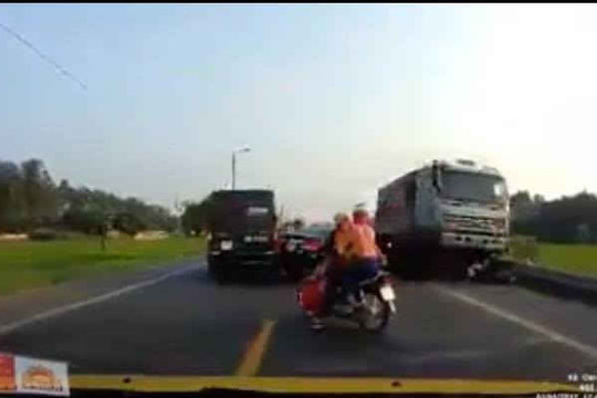 Xuất hiện video xe tải lấn làn chồm 2 người đi xe máy chết tại chỗ