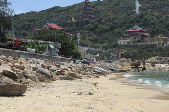 Bình Định: Bờ kè đê biển Nhơn Lý sạt lở nhiều năm chưa được khắc phục