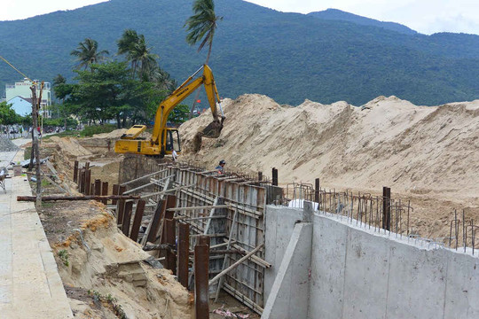 Đà Nẵng: Khẩn trương xây kè chống sạt lở bờ biển
