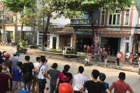 Lào Cai: Điều tra làm rõ nguyên nhân một chiếc xe taxi bị cháy rụi