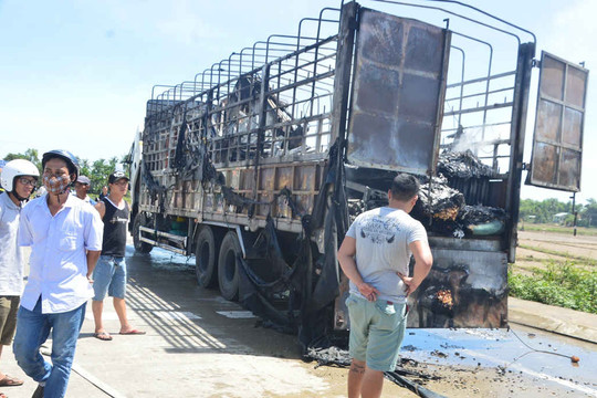 Quảng Nam: Xe tải cháy rụi trên quốc lộ 1A