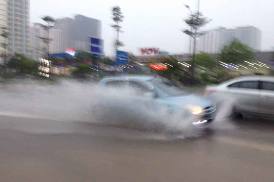 Hà Nội: Cơn mưa "vàng" gây ngập thành phố